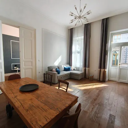 Spacious Modern 2 Bedrooms In The Center